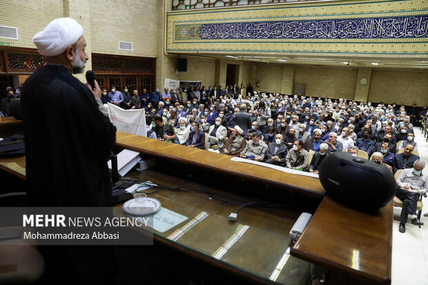 حجت الاسلام ناصر نقویان در حال سخنرانی در مراسم ترحیم حجت‌الاسلام سید محمود دعایی است