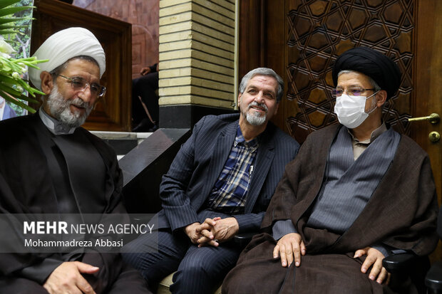 حجت الاسلام سعیدرضا عاملی دبیر شورای عالی انقلاب فرهنگی و مصطفی کواکبیان نماینده پیشین مجلس شورای اسلامی در مراسم ترحیم حجتالاسلام سید محمود دعایی حضور دارند