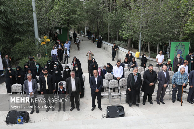 در ابتدای این مراسم مدعوین در حال ادای احترام به سرود مقدس جمهوری اسلامی ایران هستند
