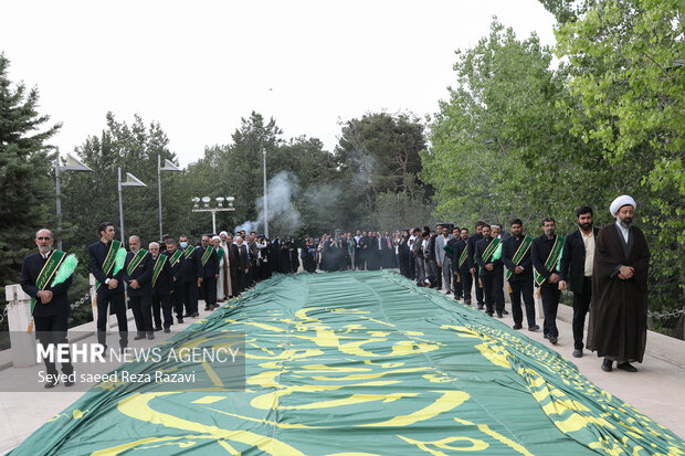 مراسم آئین اهتزاز بزرگ‌ترین پرچم سبز رضوی همزمان با دهه کرامت و در شب میلاد ثامن الحجج حضرت امام رضا (ع) بزرگترین پرچم سبز رضوی بعدازظهر امروز چهارشنبه ۱۸ خرداد ۱۴۰۱ با حضور جمعی از خادمیاران کانون خدمت رضوی منطقه ۳ استان تهران، هنرمندان و فرهیختگان کشور، به اهتزاز در آمد