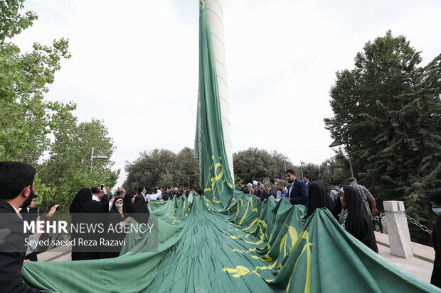 مراسم آئین اهتزاز بزرگ‌ترین پرچم سبز رضوی همزمان با دهه کرامت و در شب میلاد ثامن الحجج حضرت امام رضا (ع) بزرگترین پرچم سبز رضوی بعدازظهر امروز چهارشنبه ۱۸ خرداد ۱۴۰۱ با حضور جمعی از خادمیاران کانون خدمت رضوی منطقه ۳ استان تهران، هنرمندان و فرهیختگان کشور، به اهتزاز در آمد