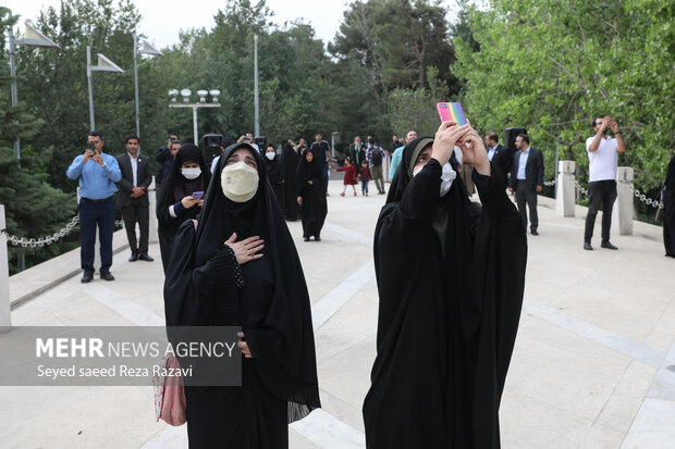 مراسم آئین اهتزاز بزرگ‌ترین پرچم سبز رضوی همزمان با دهه کرامت و در شب میلاد ثامن الحجج حضرت امام رضا (ع) بزرگترین پرچم سبز رضوی بعدازظهر امروز چهارشنبه ۱۸ خرداد ۱۴۰۱ با حضور جمعی از خادمیاران کانون خدمت رضوی منطقه ۳ استان تهران، هنرمندان و فرهیختگان کشور، به اهتزاز در آمد