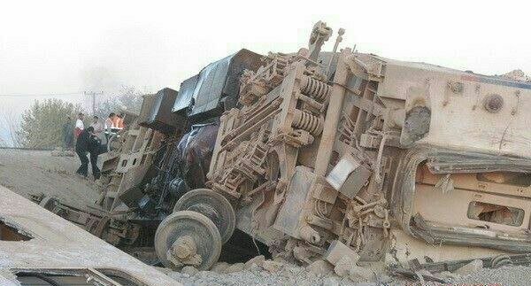 خروج قطار مشهد به یزد از ریل/ ۱۰ کشته و ۵۰ مصدوم تاکنون/ برخورد با بیل مکانیکی علت حادثه