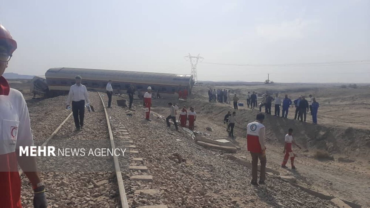 پایان امداد رسانی به مصدومان قطار مشهد-یزد و آغاز ریل گذاری مسیر