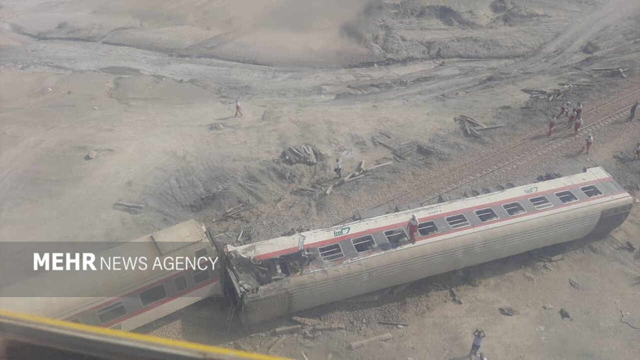 خروج قطار مشهد به یزد از ریل/ ۱۷ کشته و ۵۰ مصدوم تاکنون/ برخورد با بیل مکانیکی علت حادثه