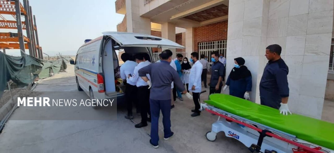 تصاویری از انتقال مصدومان حادثه قطار مشهد - یزد به بیمارستان