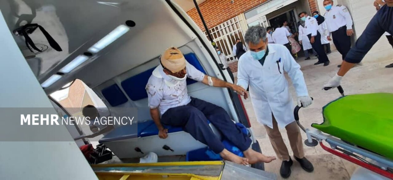 تصاویری از انتقال مصدومان حادثه قطار مشهد - یزد به بیمارستان