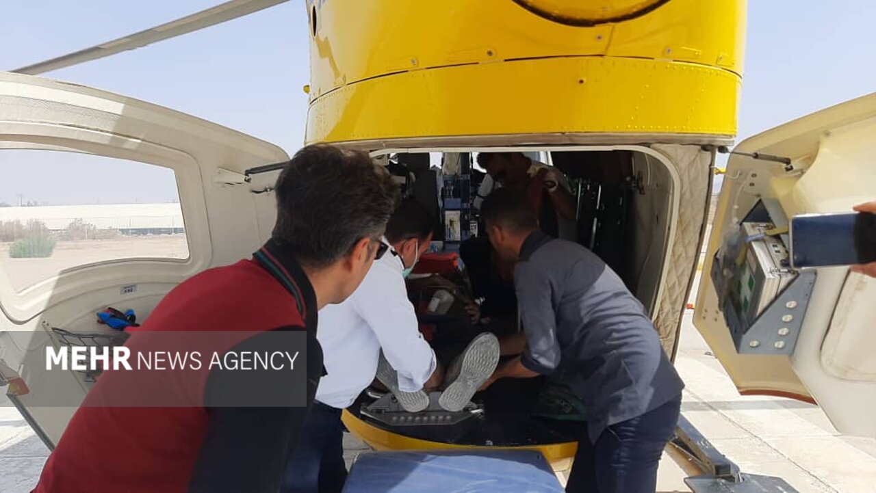 تصاویری از انتقال مصدومان حادثه قطار مشهد - یزد به بیمارستان