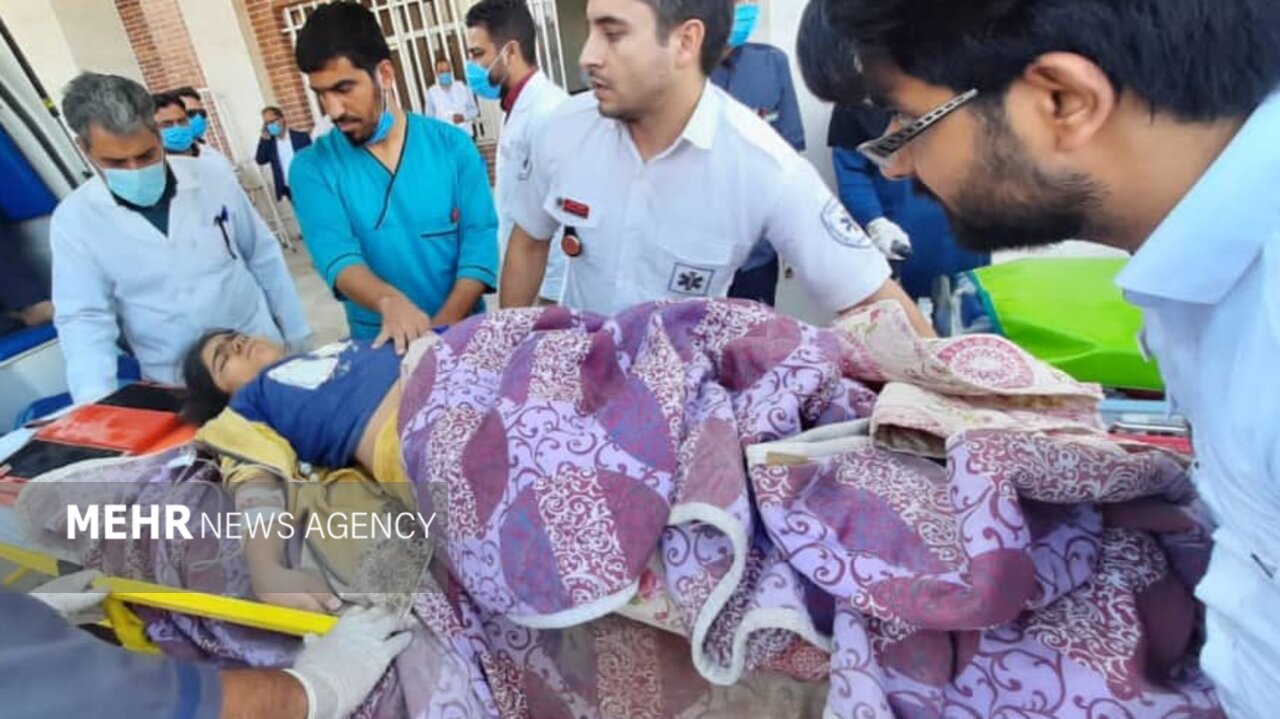 تصاویری از انتقال مصدومان حادثه قطار مشهد - یزد به بیمارستان