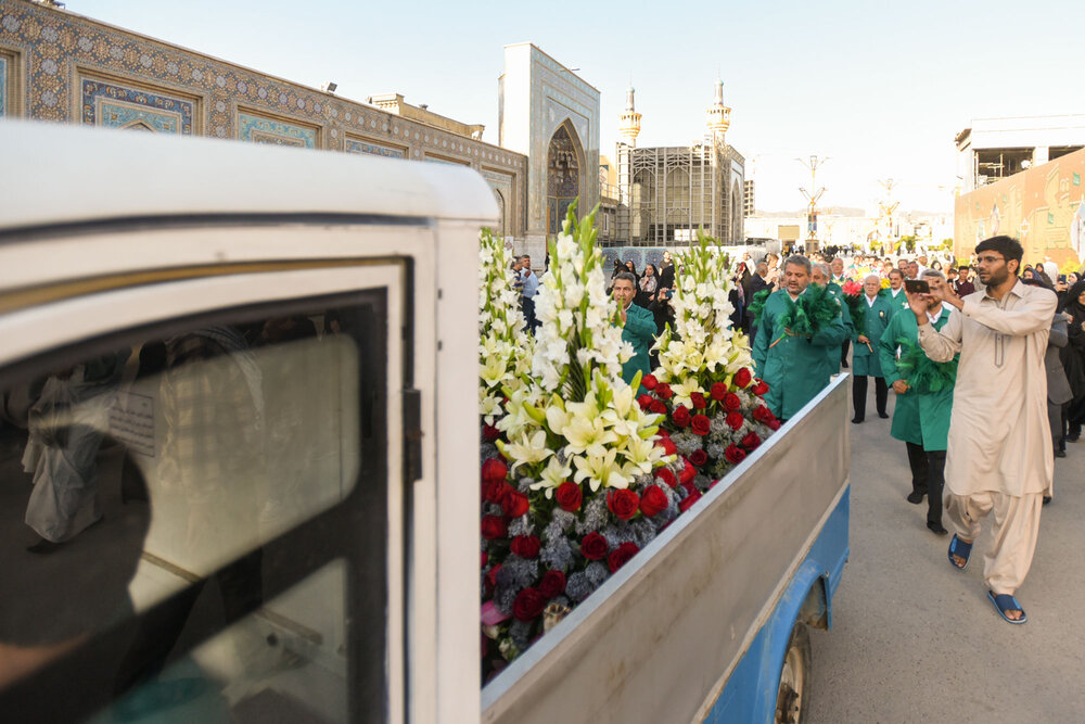 طبق طبق گل پیشکش به امام مهربانیها