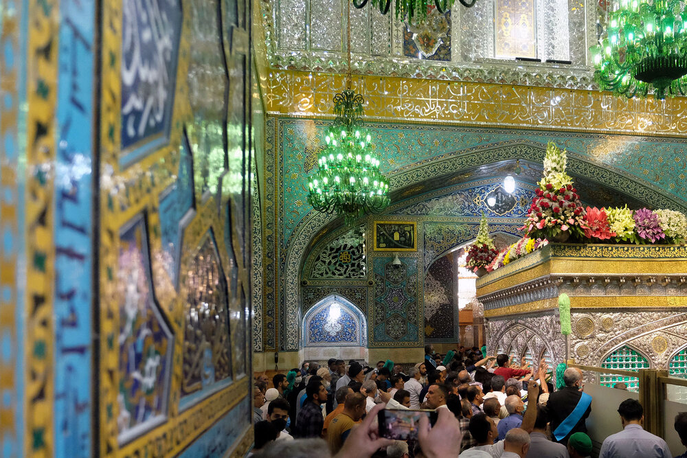 طبق طبق گل پیشکش به امام مهربانیها