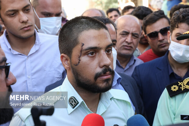 علی فاتحی سرباز مجروح شده در درگیری با  اراذل و اوباش منطقه مرتضی گرد در تشهیر اراذل و اوباش منطقه مرتضی گرد حضور دارد