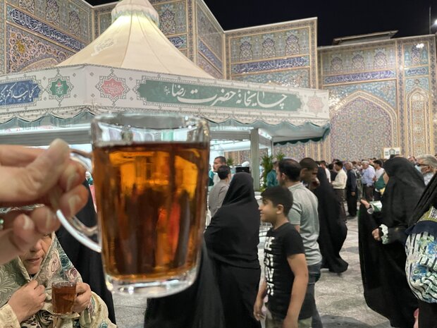 اینجا در آسمان سیر می کنی/ «چایخانه حضرت» از نگاه خادم اینجا در آسمان سیر می کنی/ «چایخانه حضرت» از نگاه خادم
