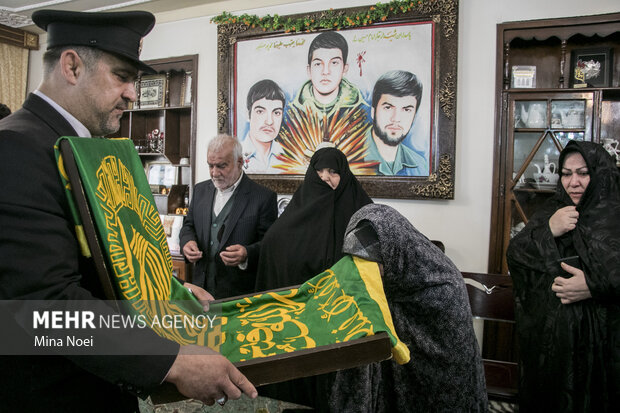 حضور خادمین آستان قدس رضوی در  منزل شهدای دفاع مقدس تبریز