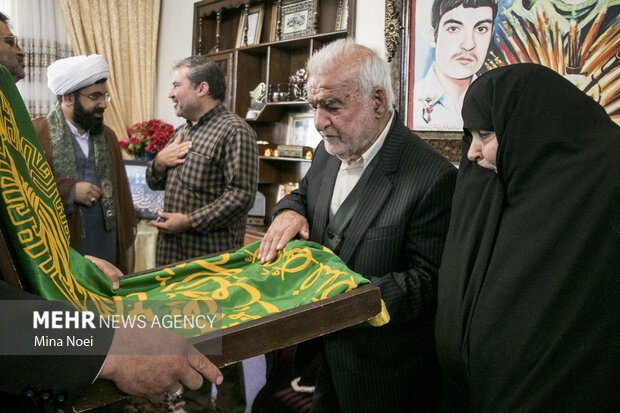 حضور خادمین آستان قدس رضوی در  منزل شهدای دفاع مقدس تبریز