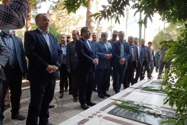 وزیر ارشاد به شهدای شاهرود ادای احترام کرد 