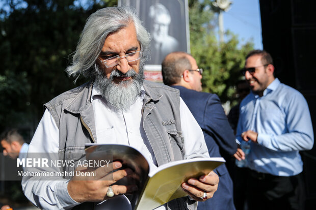 وحید جلیلی قائم مقام رئیس سازمان صداوسیما در امور فرهنگی در مراسم گرامیداشت چهلمین روز درگذشت مرحوم نادر طالب زاده حضور دارد