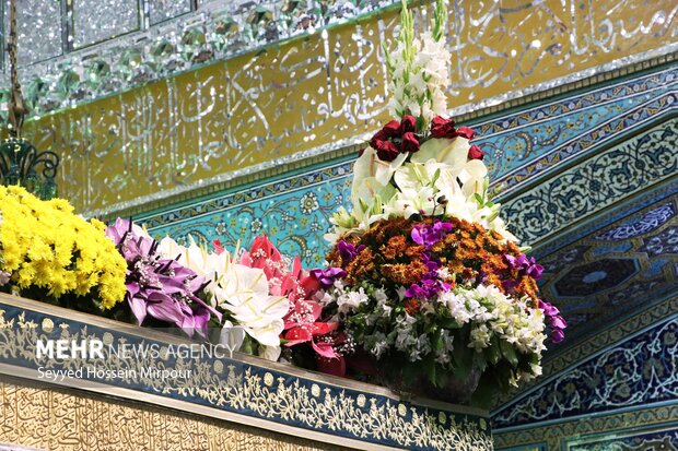 آئین سنتی تعویض گل های بالای ضریح حرم مطهر رضوی