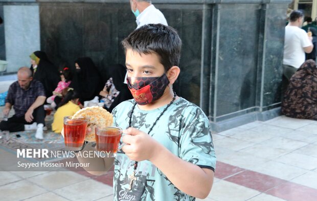 Iranians mark Imam Reza birthday anniv. in Mashhad
