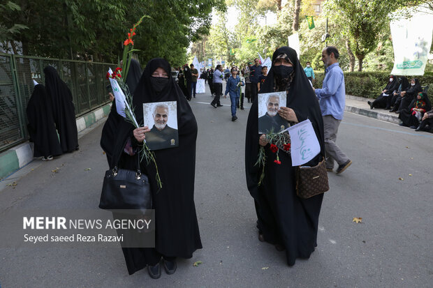 اجتماع بزرگ امام رضایی‌ها با عنوان «ولایت عشق» با حضور اقشار مختلف مردم و هیئات مذهبی در اعتراض به اهانت به ساحت پیامبر اعظم (ص) و امام هشتم (ع) بعدازظهر امروز جمعه ۲۰ خرداد ۱۴۰۱ در دانشگاه تهران برگزار شد.