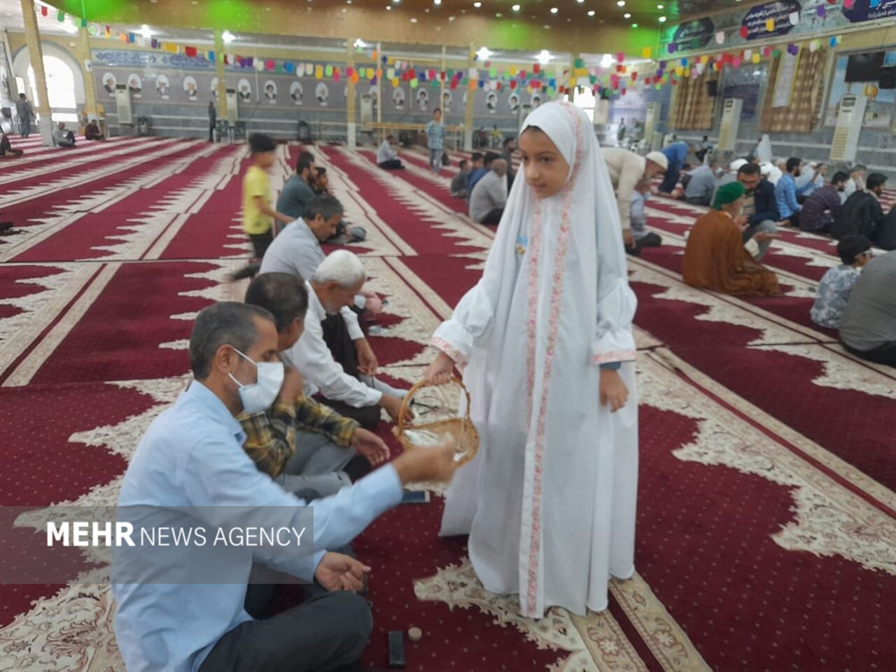   میز خدمت امام رضایی در مصلی نماز جمعه شهر خورموج برگزار شد