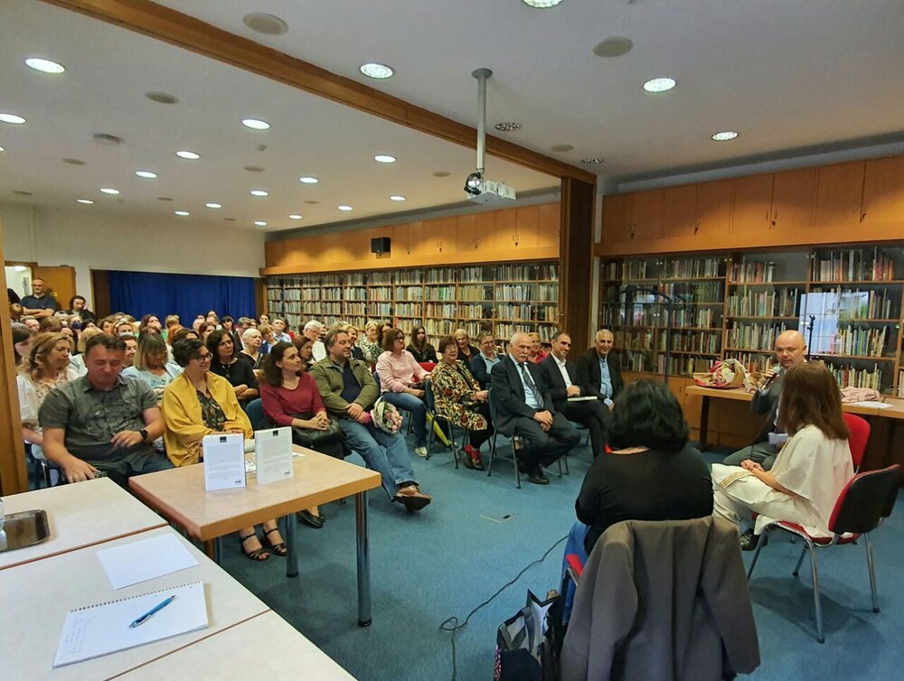 «جاده های پارس» در کتابخانه زاگرب رونمایی شد