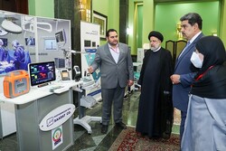 الرئيس الإيراني والفنزولي يزوران معرض الانجازات المعرفية الإيرانية