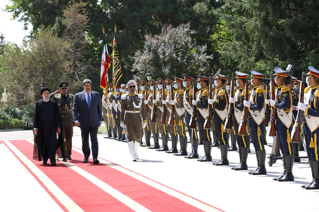 الرئيس الايراني يستقبل نظيره الفنزويلي في مجمع سعد آباد