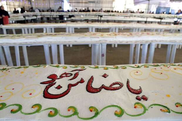 تصاویری از تهیه کیک ولادت امام رضا (ع)