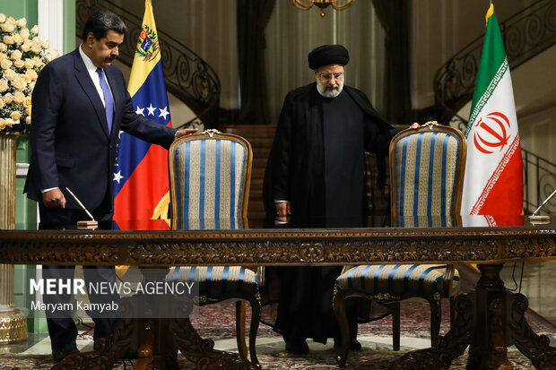 حجت الاسلام سید ابراهیم رئیسی رئیس جمهور ایران و  نیکلاس مادورو رئیس جمهور ونزوئلا در حال ورود به محل نشست خبری هستند
