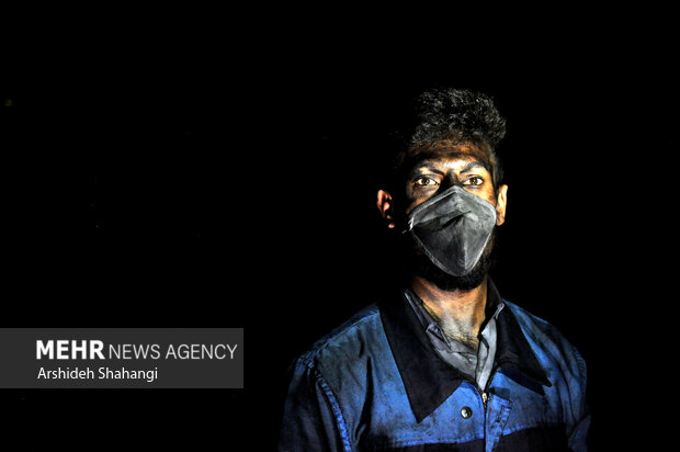 چهره یکی از کارگران کارخانه ایران تایر در تصویر دیده می شود