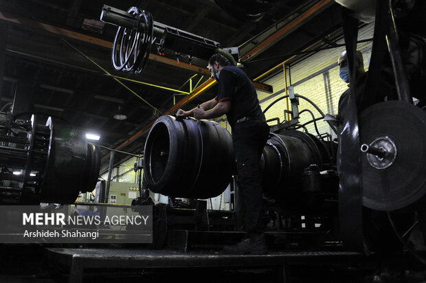 یکی از کارگران کارخانه ایران تایر در حال  انجام کار در فرایند ساخت و ساز و تولید کارخانه است