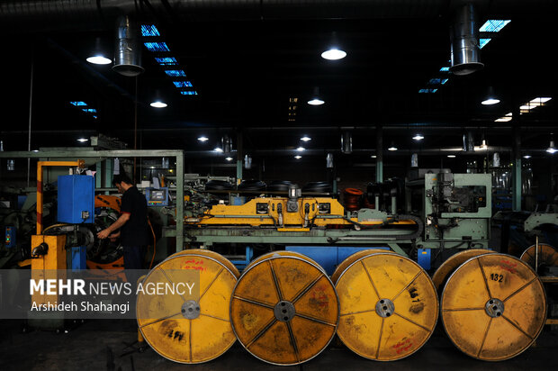 یکی از کارگران کارخانه ایران تایر در حال  انجام کار در فرایند ساخت و ساز و تولید کارخانه است