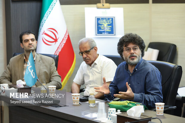  محمدرضا شرفی خبوشان در حال سخنرانی در مراسم اختتامیه سومین مسابقه سالانه خودنویس است