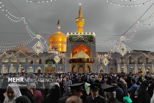 غروب میلاد امام رضا در <a href='https://sayeb.ir/tag/%d8%ad%d8%b1%d9%85-%d8%b1%d8%b6%d9%88%db%8c'>حرم رضوی</a>