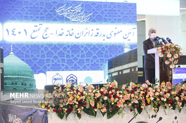  سید صادق حسینی رئیس سازمان حج و زیارت در حال سخنرانی در مراسم بدرقه نخستین گروه از زائران حج تمتع 1401 است