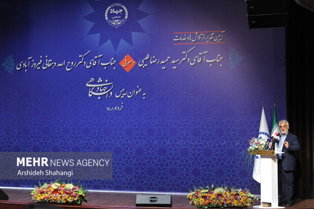 محمدمهدی طهرانچی رئیس دانشگاه آزاد اسلامی در حال سخنرانی در مراسم تودیع و معارفه رئیس جهاد دانشگاهی است