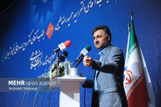 روح الله دهقانی فیروزآبادی رئیس جدید جهاد دانشگاهی در حال سخنرانی در مراسم تودیع و معارفه رئیس جهاد دانشگاهی است
