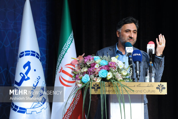 روح الله دهقانی فیروزآبادی رئیس جدید جهاد دانشگاهی در حال سخنرانی در مراسم تودیع و معارفه رئیس جهاد دانشگاهی است