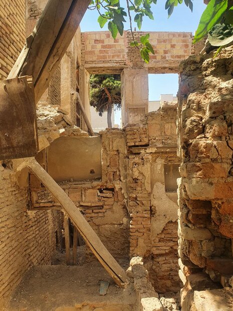 وعده بازسازی و بهره برداری از بنای معیرالممالک یک ساله شد