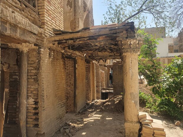 وعده بازسازی و بهره برداری از بنای معیرالممالک یک ساله شد