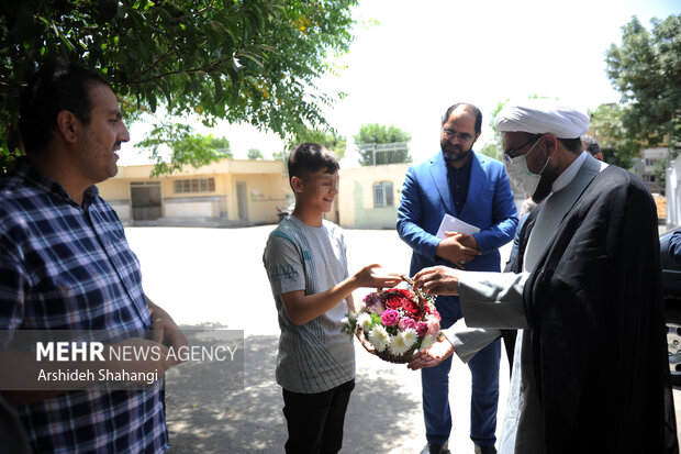 یکی از کودکان کار در بدو ورود حجت الاسلام احمد صالحی رئیس مرکز ارتباط مردمی ریاست جمهوری به مرکز کودکان کار یاسر سبد گل هدیه داد