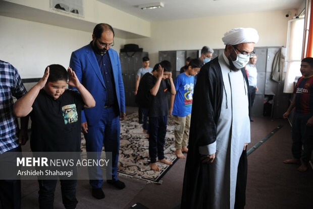 حجت الاسلام احمد صالحی رئیس مرکز ارتباط مردمی ریاست جمهوری در حال اقامه نماز با  کودکان کار است