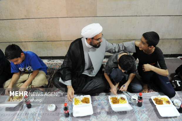حجت الاسلام احمد صالحی رئیس مرکز ارتباط مردمی ریاست جمهوری در حال صرف ناهار با  کودکان کار است