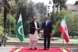 وزير الخارجية الباكستاني يلتقي نظيره الايراني