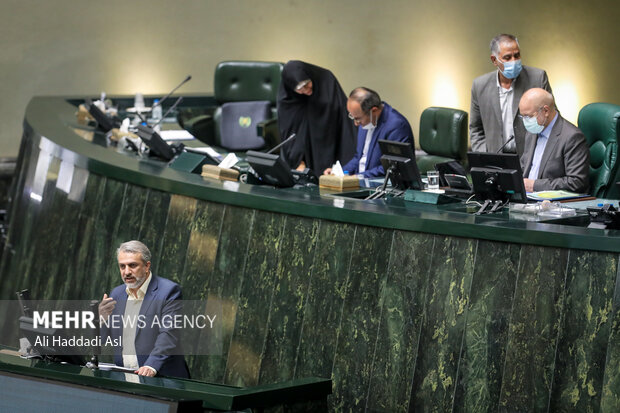 سید رضا فاطمی امین، وزیر صنعت، معدن و تجارت در حال سخنرانی در جلسه علنی مجلس شورای اسلامی است