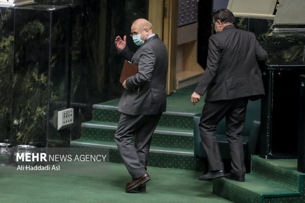 محمد باقر قالیباف رئیس مجلس شورای اسلامی در حال خروج از صحن علنی مجلس شورای اسلامی است