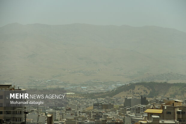 نفوذ گرد و غبار به غرب کشور. وزش باد شدید در تهران