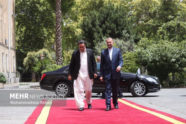 Emir Abdullahiyan, Pakistanlı mevkidaşını böyle karşıladı Emir Abdullahiyan, Pakistanlı mevkidaşını böyle karşıladı