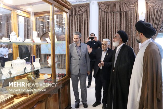 رونمایی از منسوج زربفت مضجع مطهر رضوی در مشهد